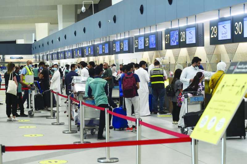 ركاب الطائرة المغادرة إلى لندن عند كاونترات الوزن 	(تصوير أسعد عبدالله)
