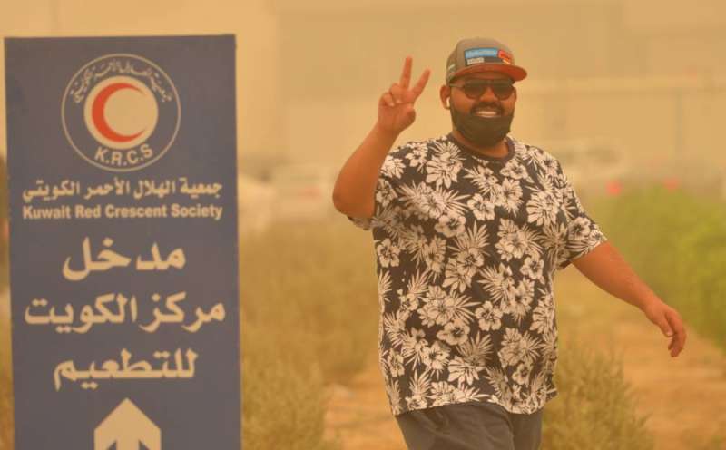 إقبال على تلقي لقاح "كورونا" رغم الأجواء المغبرة (تصوير نايف العقلة)