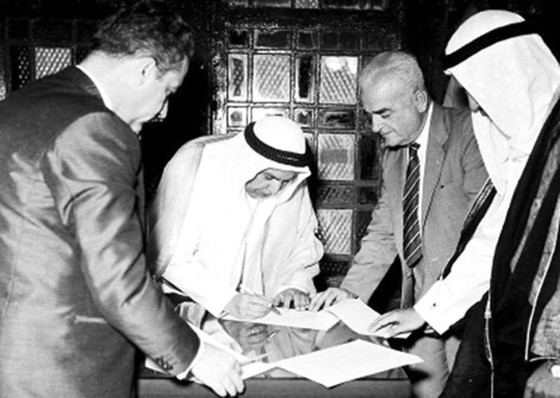 الأمير الراحل الشيخ عبدالله السالم خلال التوقيع على وثيقة استقلال الكويت في 1961 