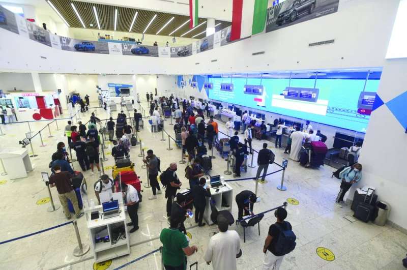 ركاب رحلة طيران الجزيرة إلى لندن أمام كاونترات الوزن صباح الجمعة (تصوير أسعد عبدالله) 