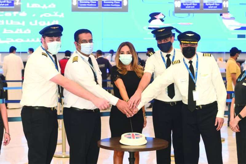 طاقم الرحلة يقص قالب الحلوى احتفالاً باستئناف الطيران المباشر إلى لندن
