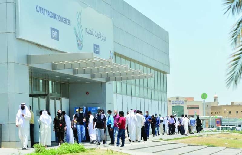 جهود متسارعة في مركز التطعيم بأرض المعارض في مشرف 	 (تصوير نايف العقلة)