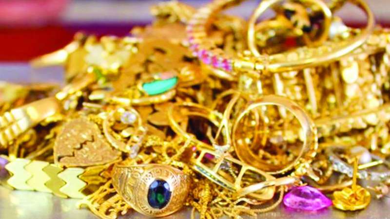 سرقت المجوهرات وهربت