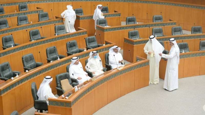 نواب على مقاعد الوزراء في جلسة سابقة