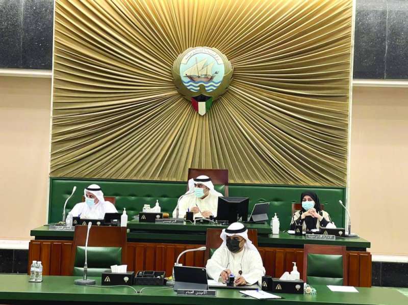 العتيبي مترئساً الجلسة أمس