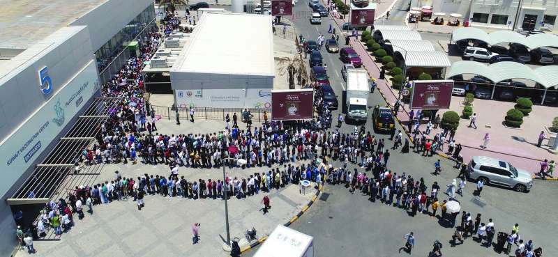 إقبال بالآلاف على تلقي لقاح «كورونا»	 (تصوير أسعد عبدالله)