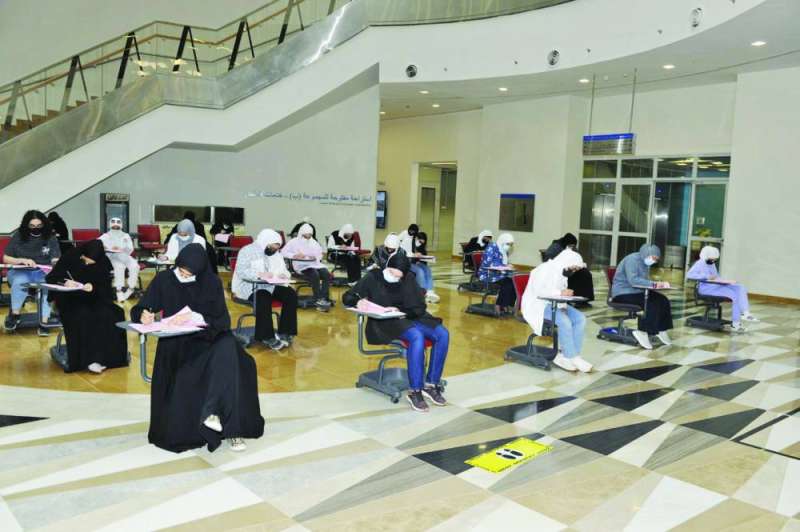 
مراعاة التباعُد بين الطلبة في الكليات التي تختار الاختبارات الحضورية
