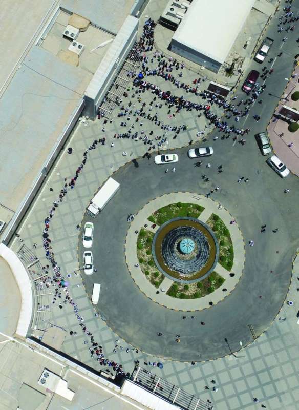 لقطة من الجو تظهر حجم الإقبال على التطعيم في أرض المعارض	 (تصوير أسعد عبدالله) 