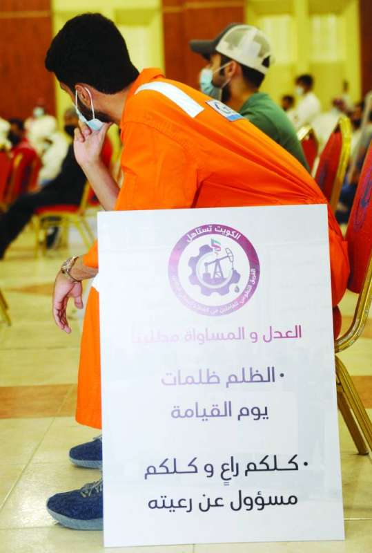 يافطات للتعبير عن المطالبات العمالية 