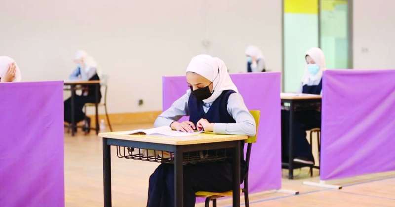 طالبات الفروانية في اختبار الدستور 