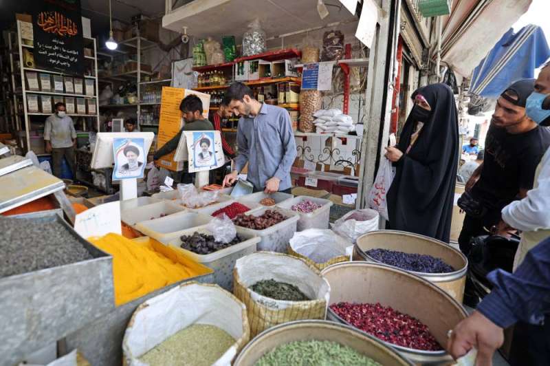 إيرانيون يتسوّقون في سوق مولافي جنوب طهران (أ ف ب) 