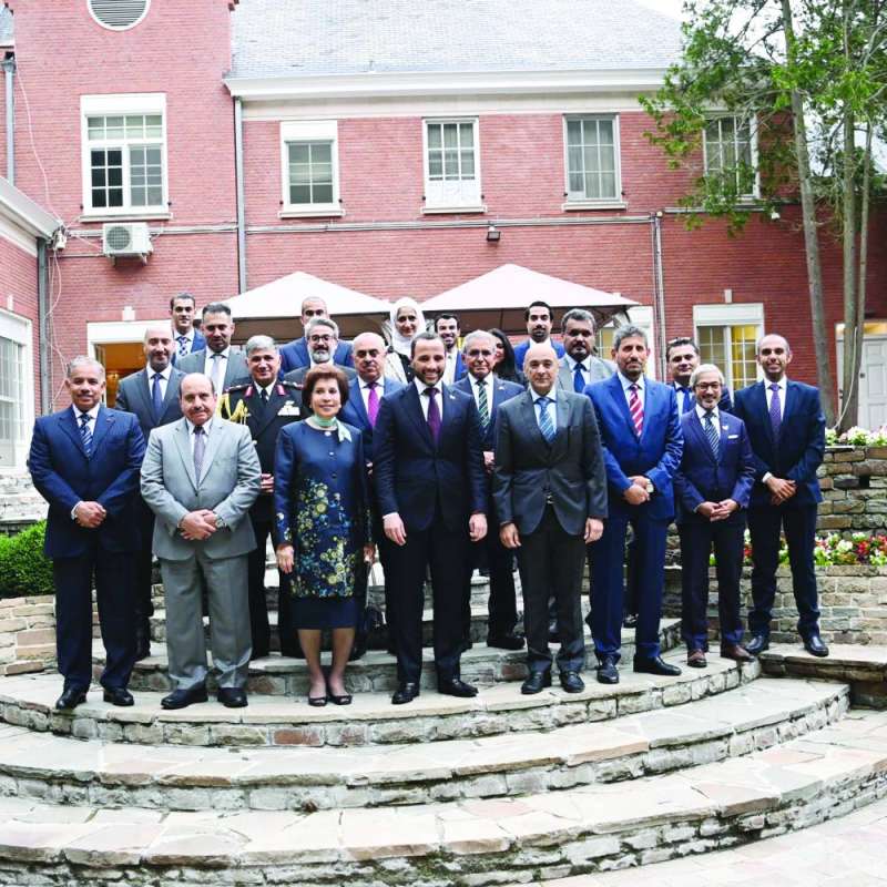 الغانم يتوسط أعضاء السفارة الكويتية في بروكسل والضيوف على هامش مأدبة العشاء التي أقيمت له