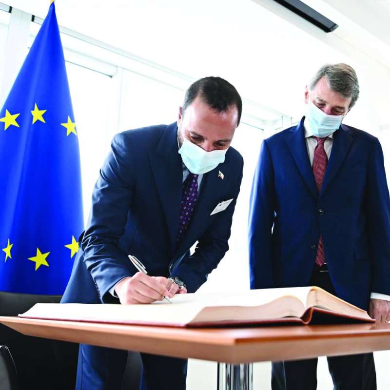 رئيس مجلس الأمة يدون كلمة في سجل زيارات البرلمان الأوروبي