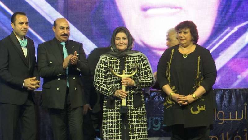 الدكتورة فايزة الخرافي خلال تكريمها