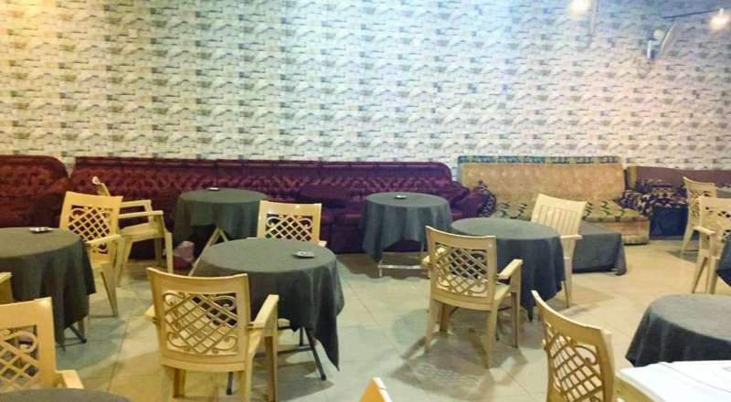 طاولات المقاهي... بانتظار الزبائن