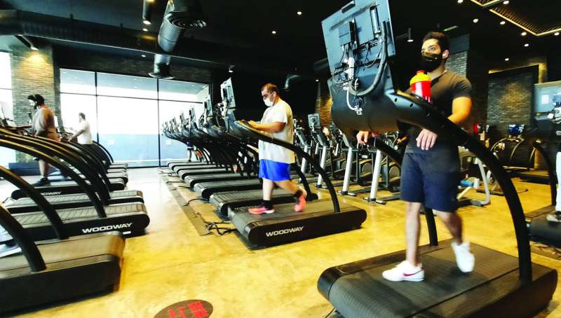 
محصنون يمارسون تدريباتهم في أحد النوادي الصحية	 (تصوير أسعد عبدالله)