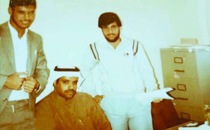 الكوح مع الشاعر فهد عافت ومدير مدرسة ابن الطفيل في الجهراء