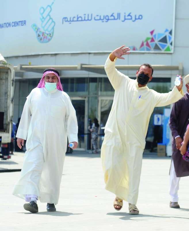 فرحة بإنجاز التطعيم 	 (تصوير سعود سالم)
