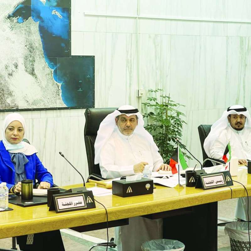 
كمال والبغلي وهديان خلال اجتماع اللجنة
