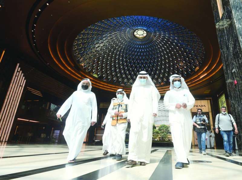 
جانب من جولة المنفوحي في «الأفنيوز» 	(تصوير أسعد عبدالله)
