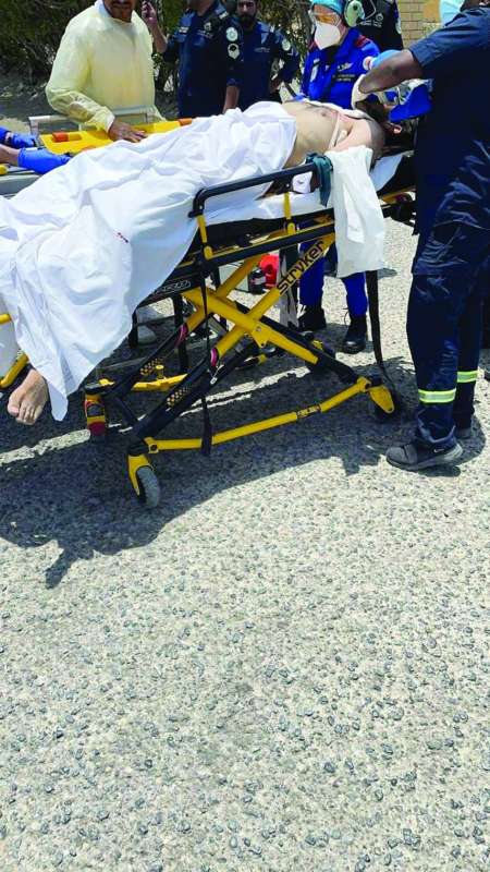 نقل القاتل إلى المستشفى لتلقي العلاج