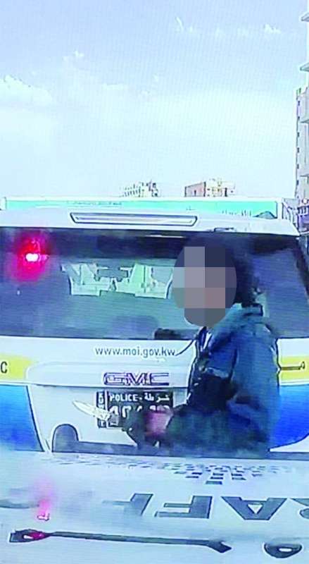 القاتل حاملاً سكينه أمام سيارة المرور