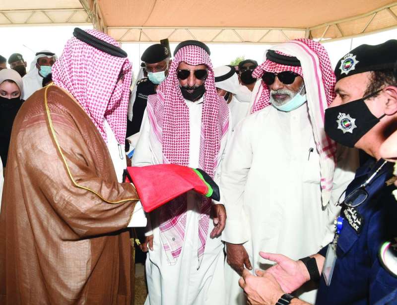 
وزير الداخلية يسلّم علَم الكويت لوالد الشهيد 	
