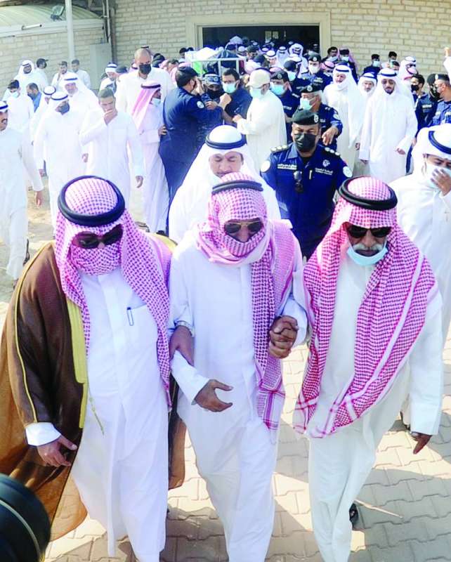 الوزير العلي يمسك بيد والد الشهيد