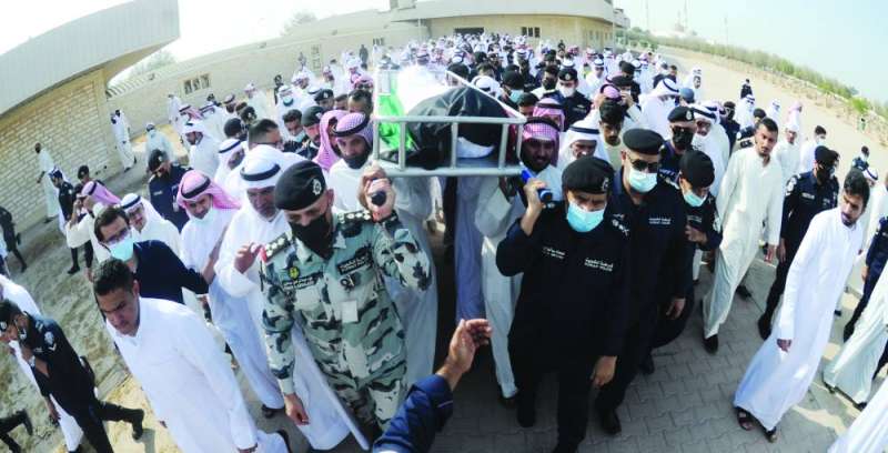 آل النهام وقادة الداخلية يحملون جثمان الشهيد (تصوير أسعد عبدالله وسعود سالم) 