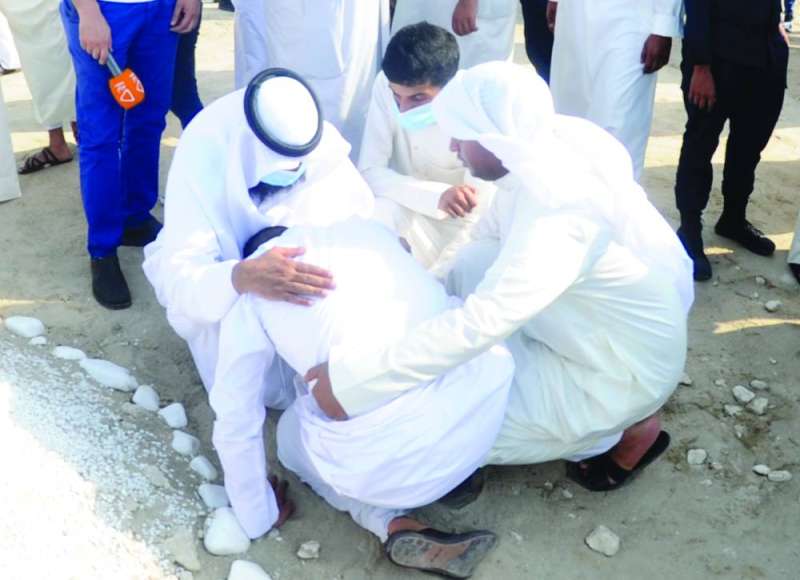 
تأثر ذوي الشهيد عند قبره
