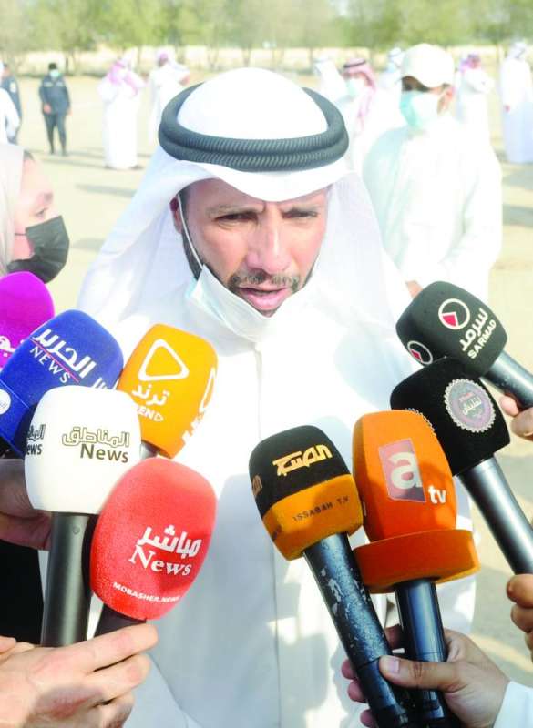 الغانم متحدثاً لوسائل الإعلام عقب التشييع