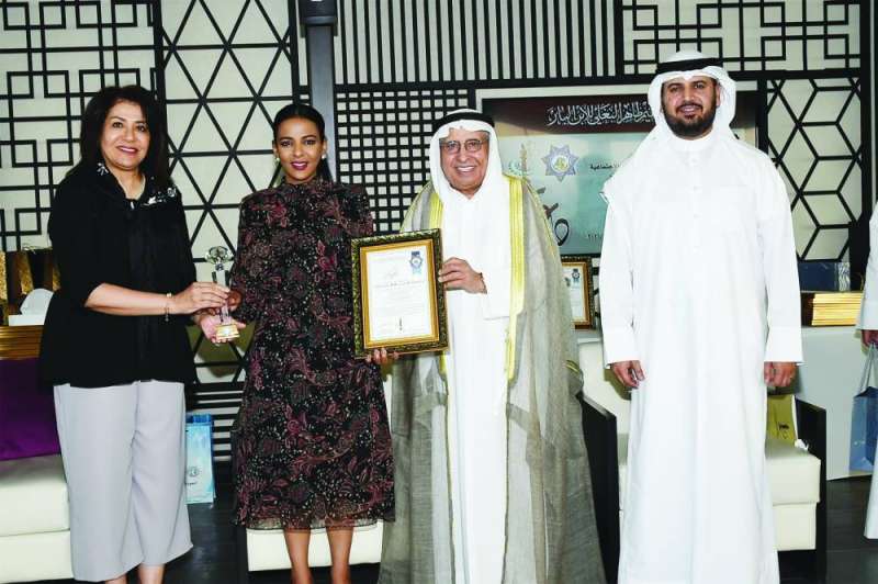 تكريم إحدى البنات البارات 