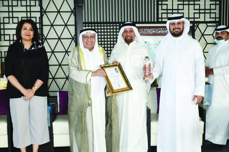 
العم ابراهيم البغلي ورائد البغلي والدكتورة سهام القبندي يكرمون أحد الأبناء البررة
