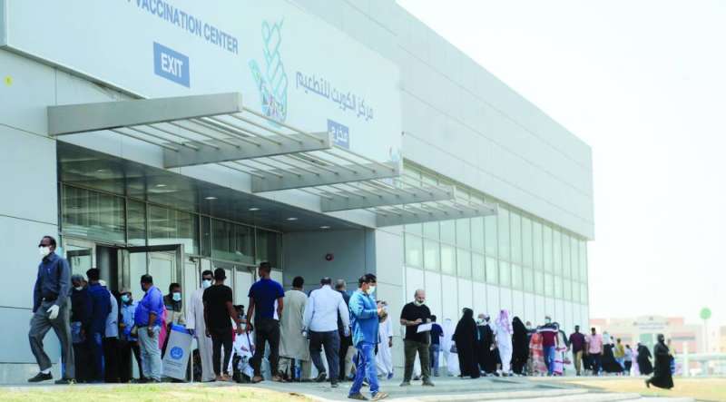 الإقبال على التطعيم مازال كثيفاً في مركز التطعيم بأرض المعارض 	(تصوير سعود سالم) 