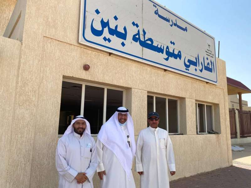 الوكيل اليعقوب خلال زيارته مدرسة الفارابي