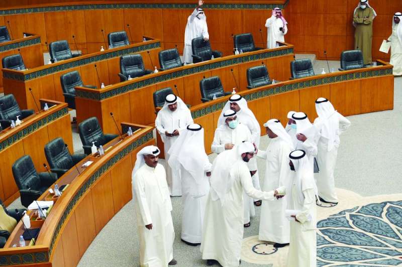 نواب من كتلة الـ31 يقفون أمام مقاعد الوزراء