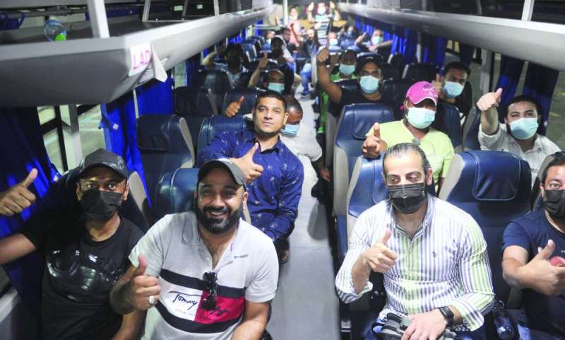 موظفو إحدى شركات مجموعة بودي بعد تلقي اللقاح