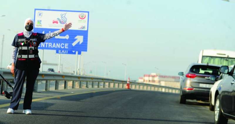 دلال العجمي توجه المركبات للدخول في المسارات المحددة