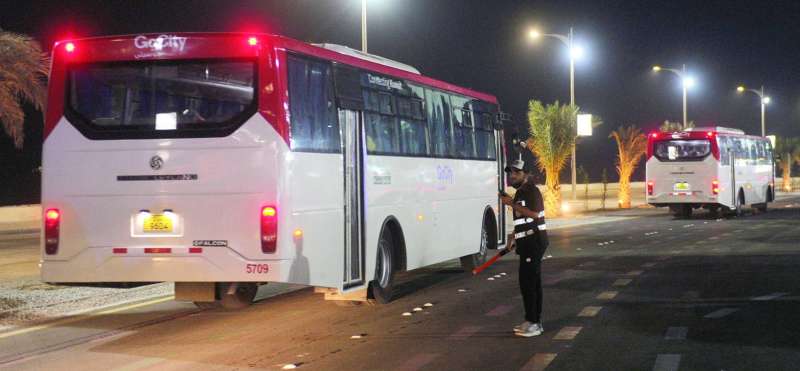 موظف وزارة الصحة يوجه باصات go city لمساراتها