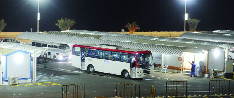 حافلات go city تنقل الموظفين لأخذ اللقاح