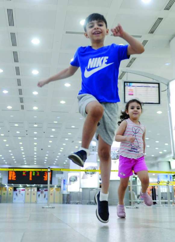 طفلان سعيدان بالسفر