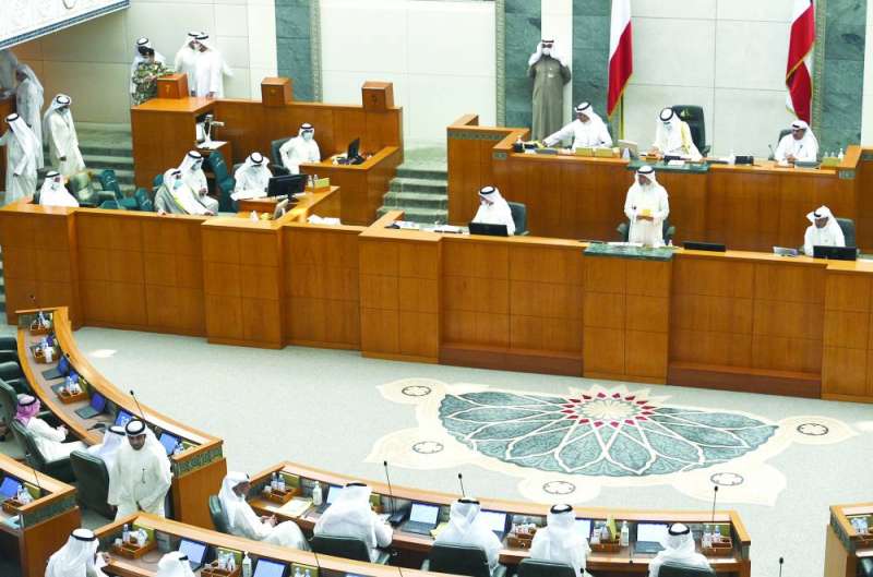 نواب يجلسون في المقاعد المخصصة للحكومة... والوزراء إلى يمين منصة الرئاسة (تصوير أسعد عبدالله) 