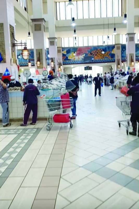 السوق يكاد يخلو من الزبائن
