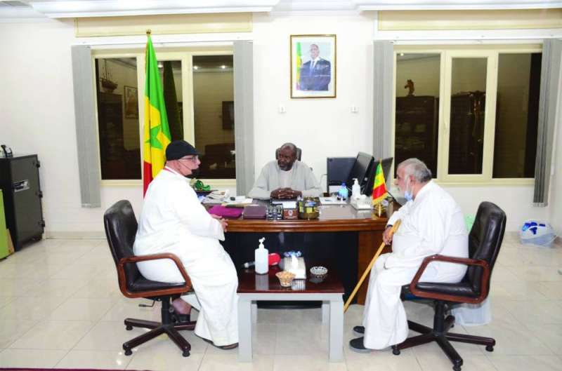 إمباكي مع عميد المصورين الصحافيين والزميل خالد الشرقاوي خلال اللقاء