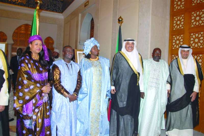 إمباكي مع صباح الخالد ونائب رئيس مجلس الوزراء السابق أنس الصالح
