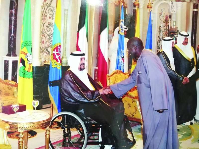 سمو الشيخ سالم العلي مُصافحاً إمباكي خلال إحدى المناسبات
