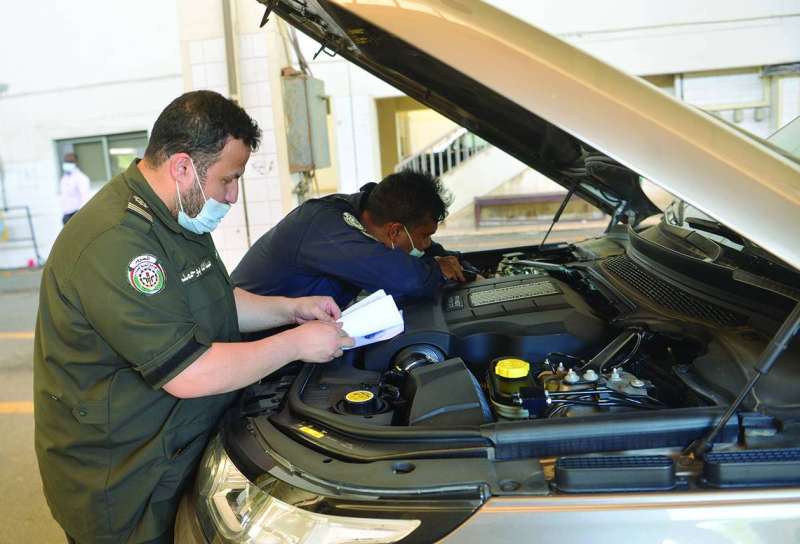 التأكد من رقم هيكل المركبة 	 (تصوير نايف العقلة)