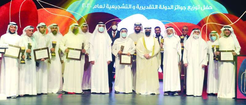 المُكرّمون في لقطة جماعية 	 (تصوير سعود سالم)
