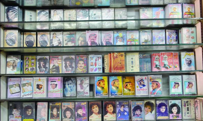 
أرفف مليئة بألبومات غنائية قديمة
