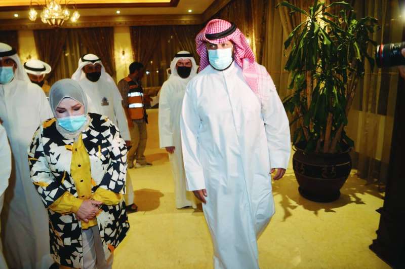 المحافظ لدى وصوله إلى دار معرفي وفي استقباله العلي